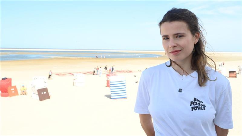 Protest gegen „Riesen-Klimakiller“ - EWE liefert Borkum-Gas Die Sprecherin von Fridays for Future, Luisa Neubauer, protestierte zusammen mit weiteren Aktivisten auf Borkum für ein Ende der Gasförderung.