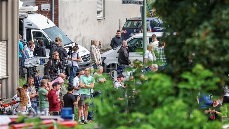 Duisburg sprengt weiteren „Weißen Riesen“ Die Sprengung lockte nicht nur Anwohner, sondern auch andere Schaulustige.
