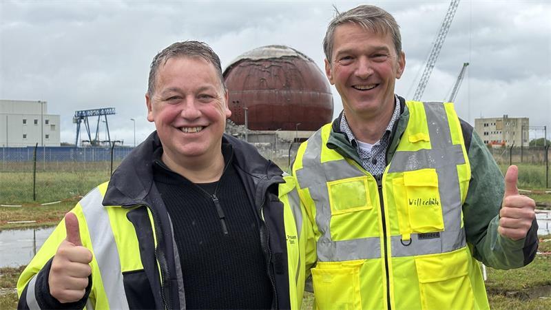 Die Sprengung war erfolgreich. Daumen hoch von Anlagenleiter Marco Albers und Projektleiter Dr.-Ing. Hans-Georg Willschütz.