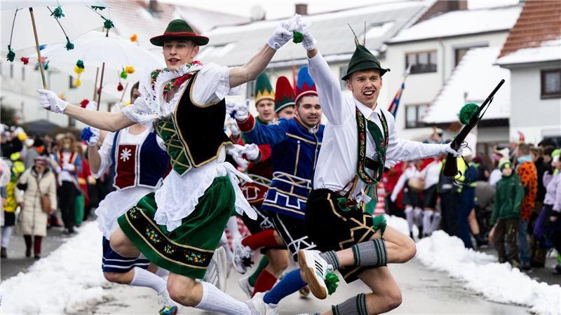 Die Springerpärchen tanzen beim traditionellen Springerzug in Herbstein am Rosenmontag.