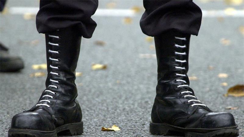Die Springerstiefel mit weißen Schnürsenkeln waren schon in den 1990er-Jahren ein „Markenzeichen“ der rechtsextremen Skinheads. (Archivbild)