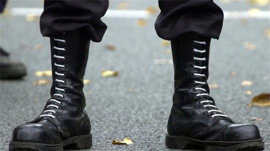 Die Springerstiefel mit weißen Schnürsenkeln waren schon in den 1990er-Jahren ein „Markenzeichen“ der rechtsextremen Skinheads. (Archivbild)