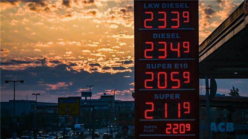 Die Spritpreise an den Tankstellen steigen und steigen.