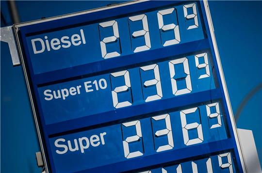 Die Spritpreise für Diesel und Benzin erreichten neue Rekordwerte. Foto: dpa
