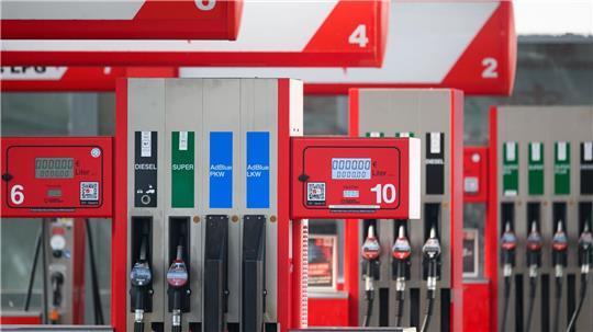 Die Spritpreise haben erneut kräftig angezogen. Insbesondere bei Diesel. (Archivbild)