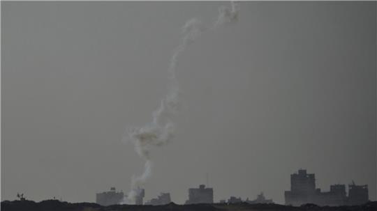 Die Spur einer Rakete, die aus dem Gazastreifen auf Israel abgefeuert wurde, vom Süden Israels aus gesehen.