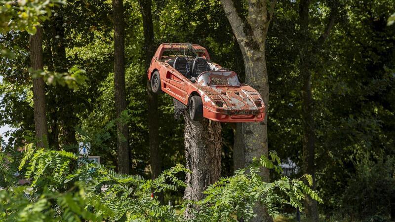 Die Spuren der Zeit nagten auch hier: Ob dieses Ferrari-Modell-Auto noch lange auf dem Baumstamm bleibt?
