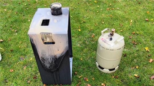 Die Spuren des Feuers sind am Heizgerät gut zu erkennen. Die Gasflasche konnte durch die Feuerwehr ins Freie befördert werden.