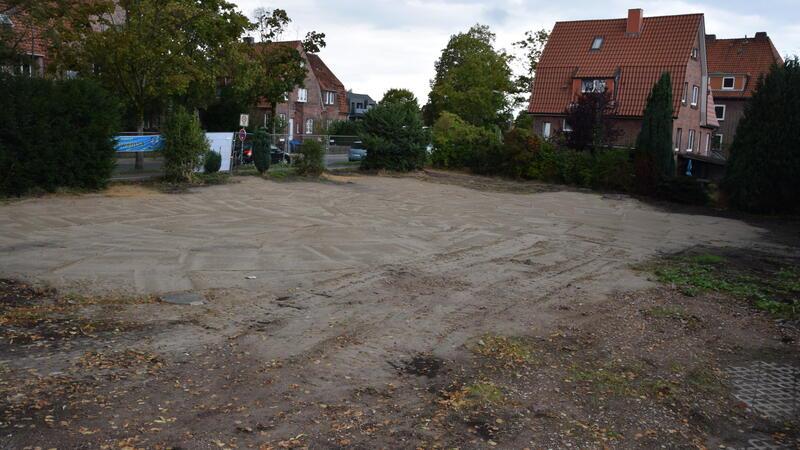 Die Spuren von Baufahrzeugen sind noch zu sehen. Eigentümerin ist die Buxtehuder Wohnungsbaugenossenschaft.