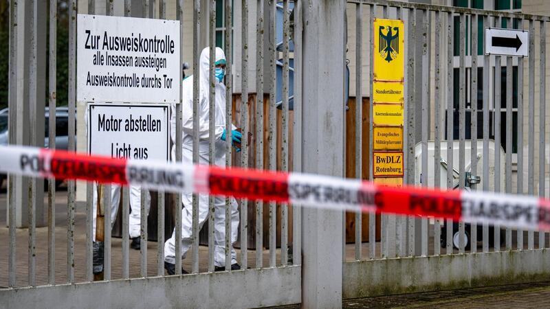 Tötete ein Soldat vier Menschen? Die Aufarbeitung dauert an Die Spurensicherung arbeitet hinter einer Polizeiabsperrung an der Von-Düring-Kaserne in der Stadt Rotenburg (Wümme).