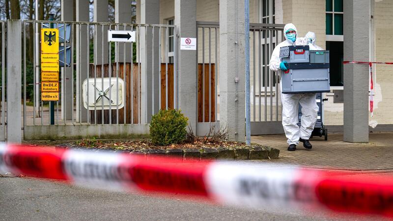 Die Spurensicherung arbeitet hinter einer Polizeiabsperrung an der Von-Düring-Kaserne.