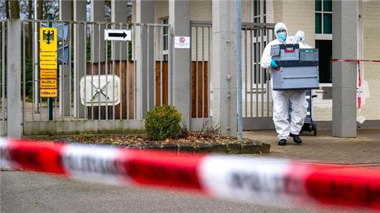 Die Spurensicherung arbeitet hinter einer Polizeiabsperrung an der Von-Düring-Kaserne.