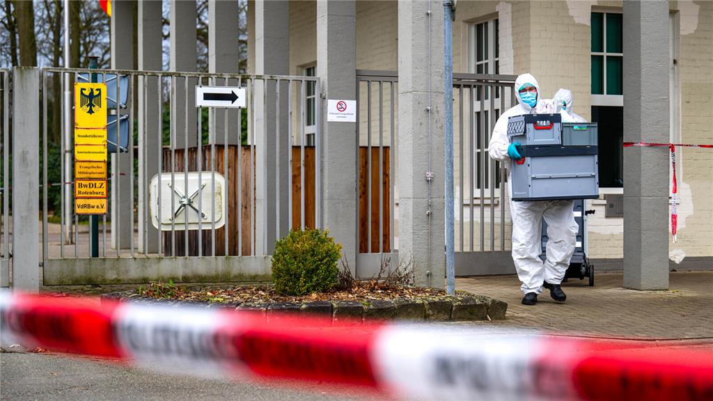 Die Spurensicherung arbeitet hinter einer Polizeiabsperrung an der Von-Düring-Ka...