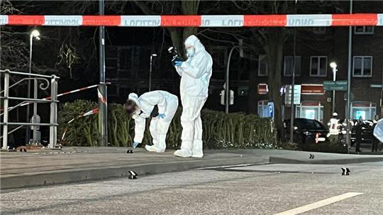 Die Spurensicherung arbeitete am 22. März bis tief in die Nacht, holte auch noch die Feuerwehr zum Ausleuchten des Tatortes dazu.