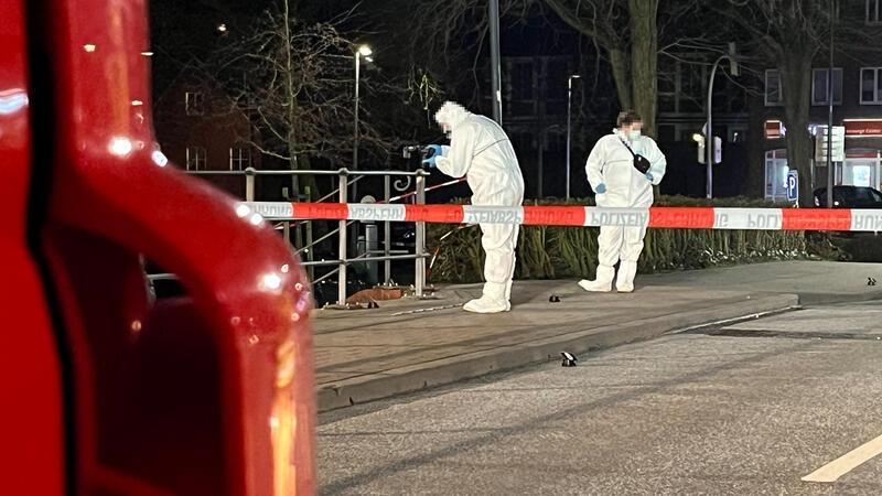 Die Spurensicherung arbeitete bis tief in die Nacht, holte auch noch die Feuerwehr zum Ausleuchten des Tatortes dazu.