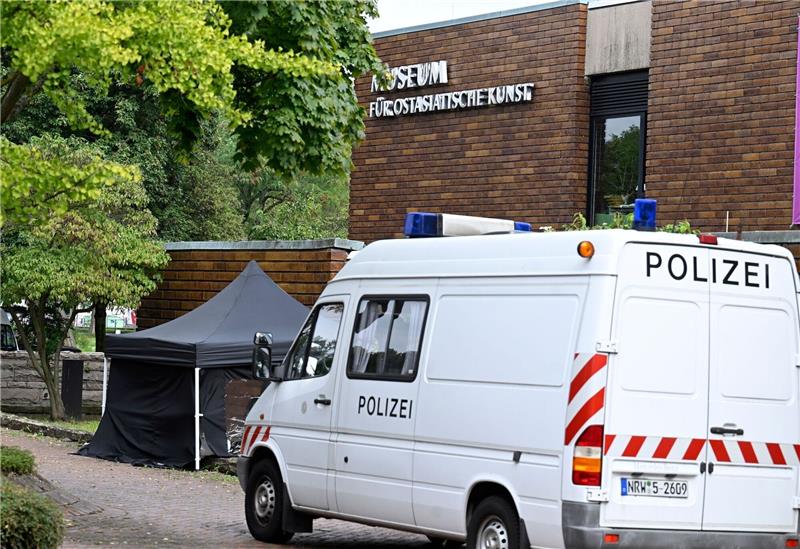 Millionenbeute: Porzellan aus Kölner Museum gestohlen Die Spurensicherung der Polizei am Museum für Ostasiatische Kunst in Köln.