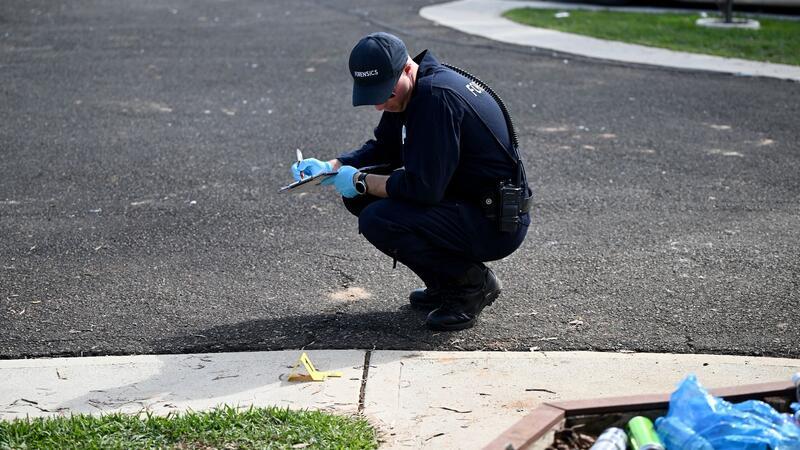 Ausschreitungen nach Terrorangriff auf Bischof in Sydney Die Spurensicherung im Einsatz.