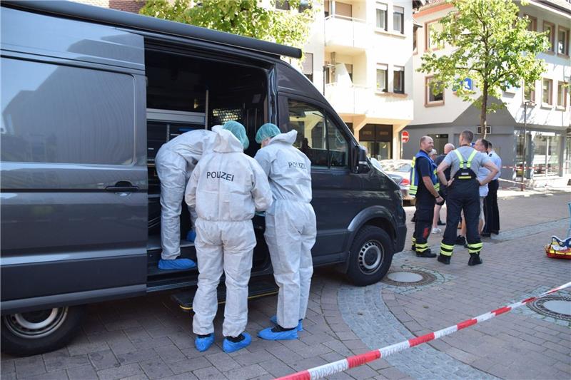 Mann flieht aus Psychiatrie und ersticht 30-Jährige Die Spurensicherung in Wiesloch.