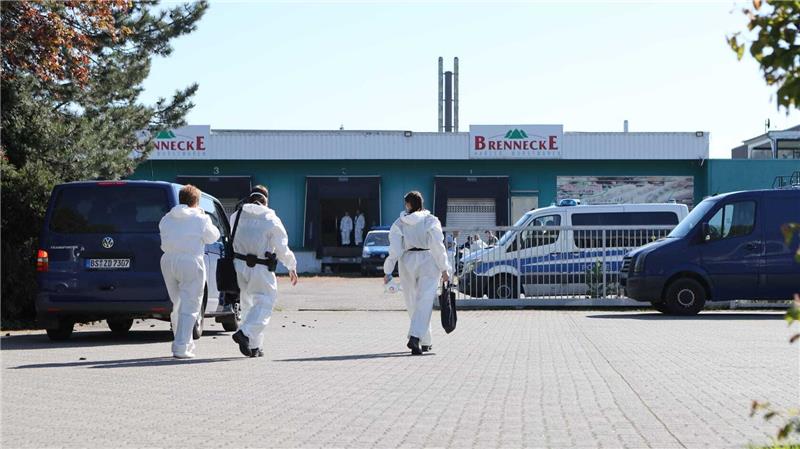 Riesiger Drogenfund beschäftigt 350 Polizisten vier Tage lang Die Spurensicherung trifft bei der ehemaligen Wurstfabrik im Harz ein. Foto: Neuendorf