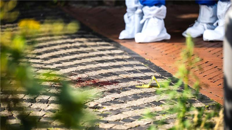 Drei Verletzte bei Auseinandersetzung in Bremen Die Spurensicherung untersucht Blut auf der Fahrbahn.