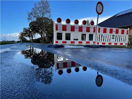 Die Spurrillen, in denen sich bei Regen das Wasser sammelt, sollen nach den Bauarbeiten Geschichte sein. Foto: Ahrens