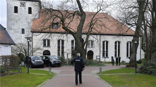 Die St.-Lucas-Kirche in Scheeßel am Freitagmittag: Beamte der Polizeiinspektion Rotenburg sind vor Ort, um die Trauerfeier für die beiden Opfer aus Westervesede eng zu begleiten.Foto: Heyne