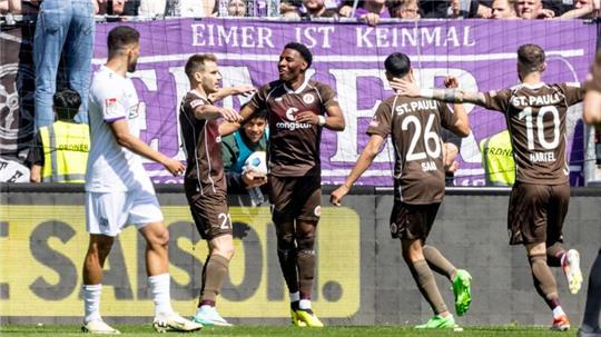 Die St.-Pauli-Profis feiern das Tor von Oladapo Afolayan (M.).