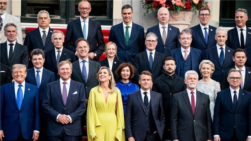 Die Staats- und Regierungschefs der NATO stellen sich vor einem offiziellen Abendessen im Paleis Huis ten Bosch am Rande des NATO-Gipfels in Den Haag für ein Gruppenfoto auf.