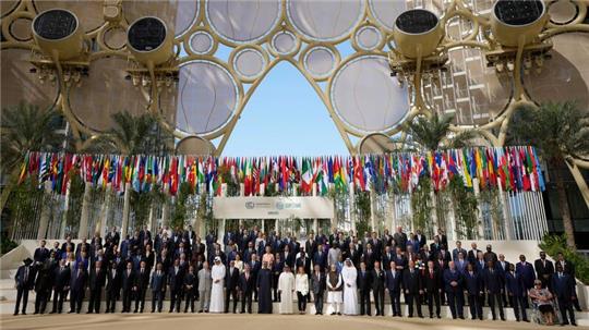 Die Staats- und Regierungschefs der Welt stehen beim UN-Klimagipfel für ein Gruppenfoto zusammen.
