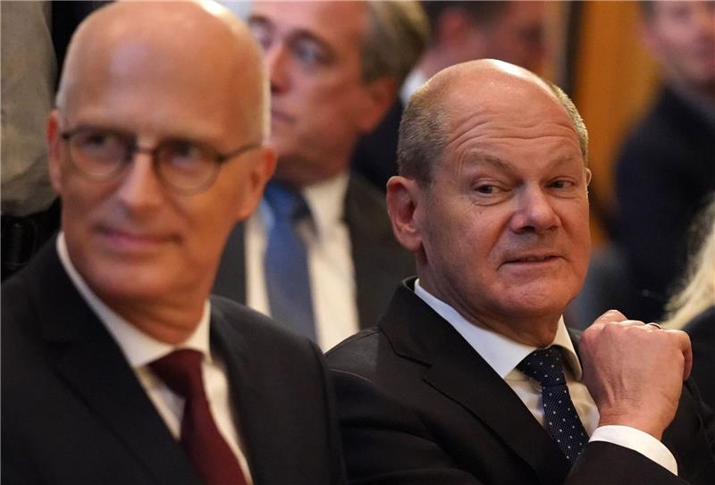 Union akzeptiert Erinnerungslücken von Kanzler Scholz nicht Die Staatsanwaltschaft Hamburg hatte die Eröffnung eines Ermittlungsverfahrens gegen Olaf Scholz und Peter Tschentscher (l) bereits abgelehnt. Ähnlich verhält es sich nun in Köln.
