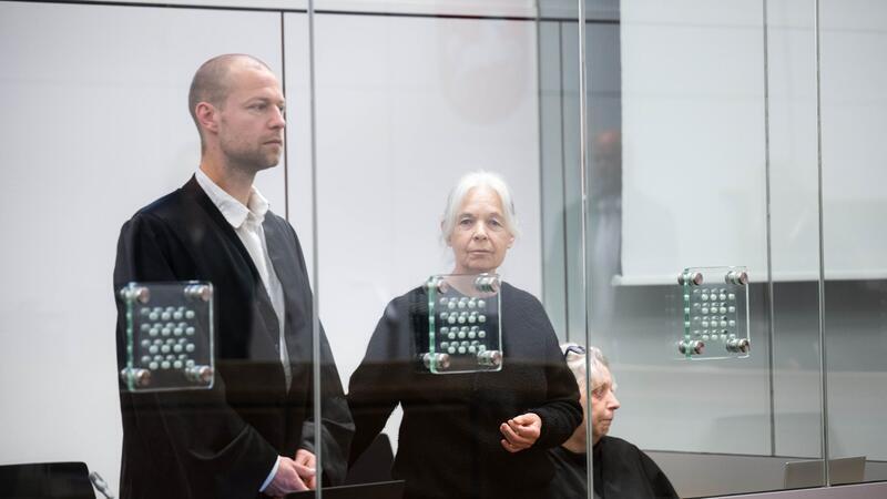 Klette-Prozess: „Zitterte am ganzen Körper“ - Zeuge nach Schüssen in Angst Die Staatsanwaltschaft Verden wirft der früheren RAF-Terroristin Daniela Klette versuchten Mord vor. Gemeinsam mit ihrem Verteidiger Lukas Theune weist sie diesen Vorwurf entschieden zurück. (Archivbild)