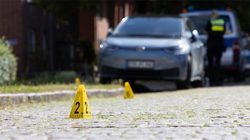 Schüsse in Stade - Drei Monate Fassungslosigkeit und Fragen Die Staatsanwaltschaft ermittelt unter anderem gegen die Fahrerin des Fluchtautos. (Archivfoto)
