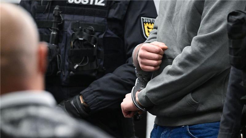 Die Staatsanwaltschaft fordert lebenslange Haft für den jüngeren Bruder - wegen Mordes und illegalen Autorennens mit Todesfolge. 