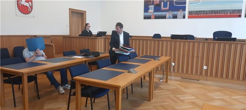 Hohe Strafe und deutliche Worte: Sechs Jahre Haft für Harsefelder Urlaubsbetrüger Die Staatsanwaltschaft forderte eine Haftstraße von fünf Jahren und sechs Monaten. Die Kammer legte noch sechs Monate drauf.