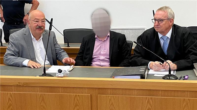 Die Staatsanwaltschaft legt dem Angeklagten versuchten heimtückischen Mord, gefährliche Körperverletzung sowie einen Verstoß gegen das Waffengesetz zur Last.  