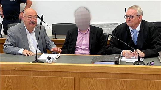 Die Staatsanwaltschaft legt dem Angeklagten versuchten heimtückischen Mord, gefährliche Körperverletzung sowie einen Verstoß gegen das Waffengesetz zur Last.  