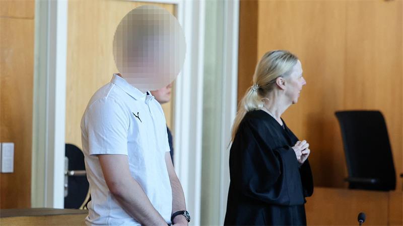 Die Staatsanwaltschaft wirft dem Angeklagten schweren sexuellen Missbrauch, das Herstellen kinderpornographischer Inhalte, Vergewaltigung und Körperverletzung vor.