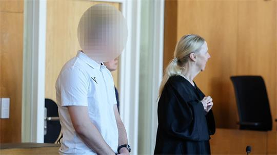 Die Staatsanwaltschaft wirft dem Angeklagten schweren sexuellen Missbrauch, das Herstellen kinderpornographischer Inhalte, Vergewaltigung und Körperverletzung vor.