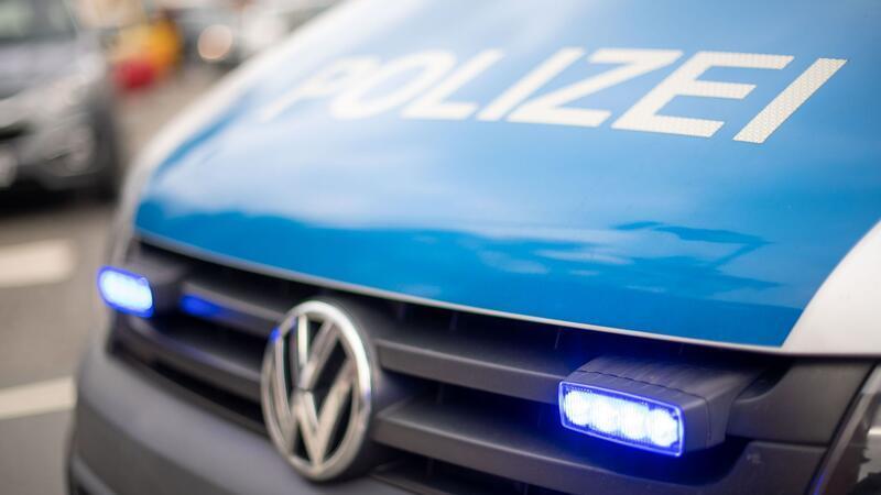 Wilde Verfolgungsjagd über Felder – 38-Jähriger rammt Polizeiwagen Die Staatsanwaltschaft wirft dem Autofahrer nach seiner Verfolgungsfahrt mit der Polizei versuchten Totschlag vor. (Symbolbild)