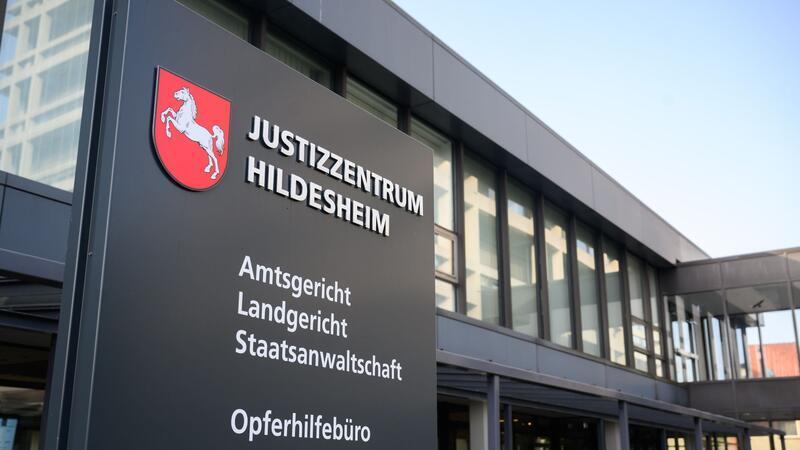 Die Staatsanwaltschaft wirft dem Mann vor, den möglichen Tod des Kindes billigend in Kauf genommen zu haben, um einer Strafverfolgung zu entgehen. (Symbolbild)