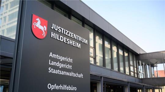 Die Staatsanwaltschaft wirft dem Mann vor, den möglichen Tod des Kindes billigend in Kauf genommen zu haben, um einer Strafverfolgung zu entgehen. (Symbolbild)