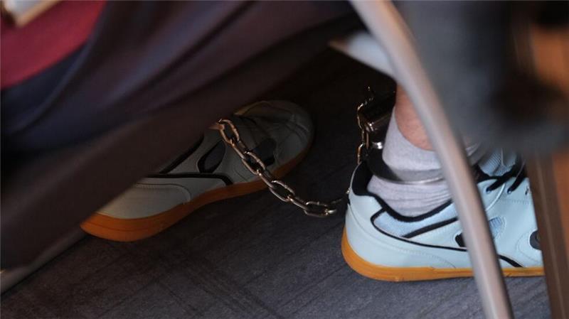 Nach Tod eines Kleinkinds - Vater in Fesseln vor Gericht Die Staatsanwaltschaft wirft dem Vater Mord durch Unterlassen und gefährliche Körperverletzung vor.