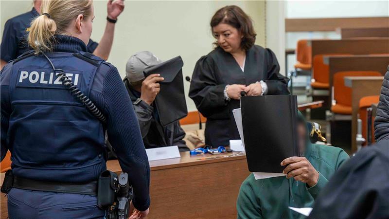 Masche „Love Scamming“: Prozess gegen nigerianische Mafia Die Staatsanwaltschaft wirft den Angeklagten die Bildung krimineller Vereinigungen vor.
