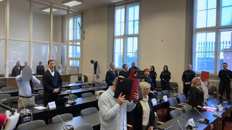 Die Staatsanwaltschaft wirft den Männern im Alter von 33 bis 38 Jahren gemeinschaftlichen bandenmäßigen Diebstahl vor.