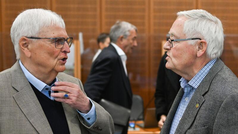 Steuerfahnder belastet Angeklagte im DFB-Prozess Die Staatsanwaltschaft wirft den drei ehemaligen DFB-Funktionären Theo Zwanziger (l), Horst R. Schmidt und Wolfgang Niersbach (M) Steuerhinterziehung vor.