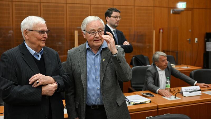 DFB-Anwalt: Beckenbauer dachte über Rücktritt nach Die Staatsanwaltschaft wirft den ehemaligen DFB-Funktionären Theo Zwanziger (l), Horst R. Schmidt (m-l) und Wolfgang Niersbach (r) Steuerhinterziehung vor.