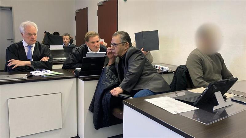 Die Staatsanwaltschaft wirft den vier Ex-Soldaten Bandendiebstähle, Sachbeschädigungen und eine Verabredung zu einem Verbrechen vor.