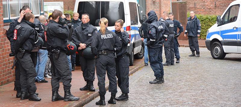 Die Staatsmacht vor dem Landgericht in Stade: Das Drumherum ist spektakulärer als der Prozess. Foto Stephan