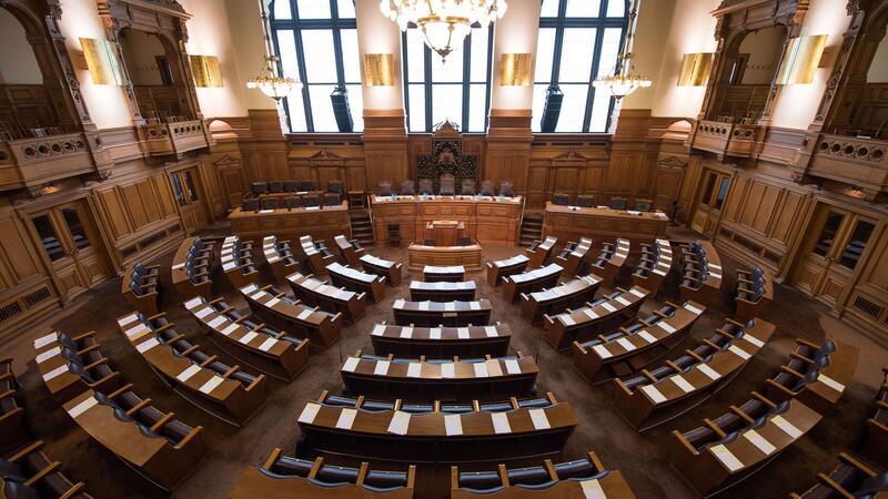 Die Staatsverträge der Stadt Hamburg mit den muslimischen Verbänden und der alevitischen Gemeinde sind Thema in der Bürgerschaft. (Archivbild)