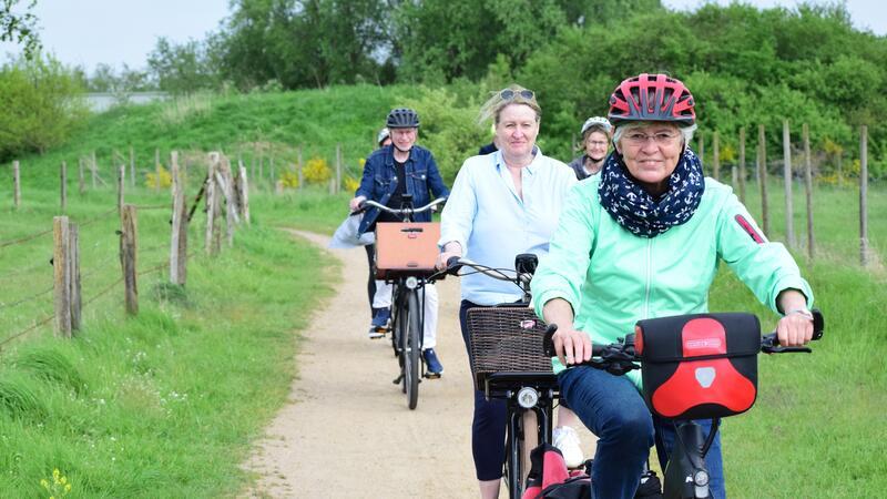 Eine Führung mit dem Fahrrad von Stades Altstadt ins Schwingetal Die Stade Marketing und Tourismus organisiert einmal im Monat eine geführte Fahrrad-Erlebnistour „Von der Altstadt ins Schwingetal“.